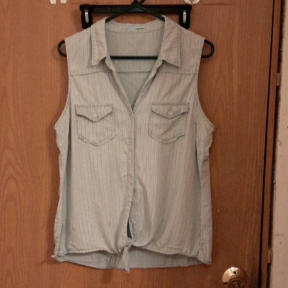 Sleeveless shirt